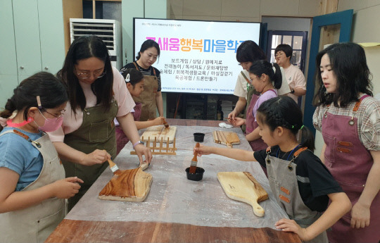 3학년 학생들의 도마 만들기 수업 모습. 사진=충남교육청 제공