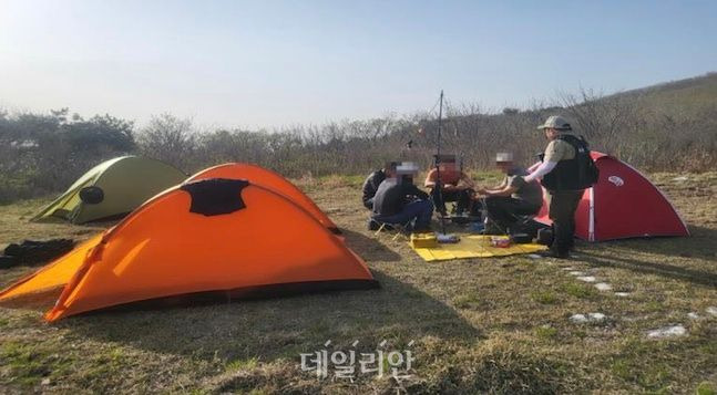 지난 4월 전남 지리산에서 국립공원공단 직원이 불법행위를 단속하고 있다. ⓒ국립공원공단