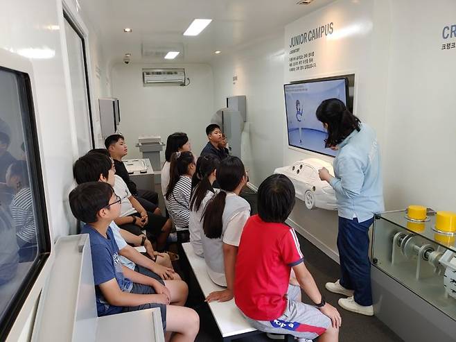 BMW코리아 미래재단이 경남,경북 12개 초등학교 및 분교를 대상으로 실시한 과학창의교육 장면. BMW코리아 제공