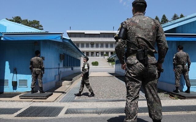 지난 2018년 5월9일 비무장지대 군사분계선에 위치한 판문점에서 유엔사 공동경비구역(JSA) 경비대 대원들이 경계근무를 서고 있다. 김진수 선임기자 jsk@hani.co.kr