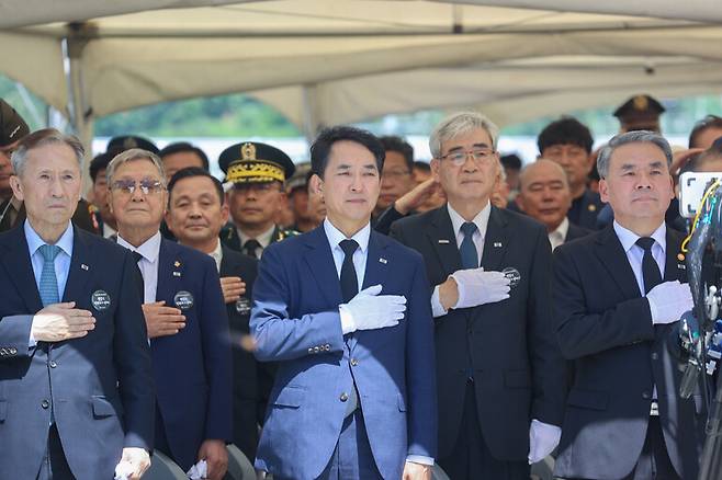 박민식 국가보훈부 장관(가운데)이 지난 5일 오후 경북 칠곡군 다부동전적기념관에서 열린 고 백선엽 장군 3주기 추모식에 참석하여 주요 내빈과 함께 국민의례를 하고 있다. 국가보훈부 제공