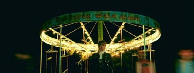 그룹 방탄소년단 '봄날'(2017) 뮤직비디오의 한 장면. 회전목마에 걸린 노란 리본이 바람에 휘날리고 있다. 뮤직비디오 캡처