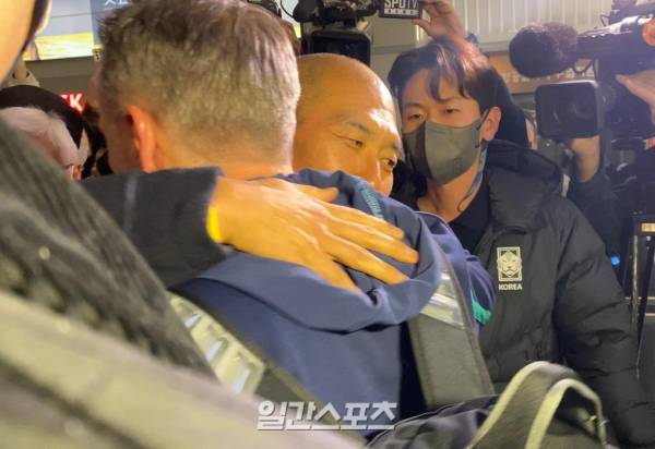 벤투 감독과 포옹하는 마이클 김 코치.(사진=IS포토)