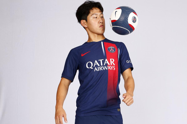 이강인이 PSG 유니폼을 입고 볼을 다루고 있다.(사진=PSG)