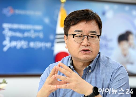 이종혁 한국공인중개사협회장이 지난 4일 서울 관악구에 있는 한국공인중개사협회에서 아이뉴스24와 인터뷰를 하고 있다. [사진=곽영래 기자]