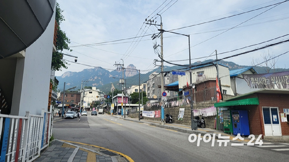 강북구 북한산우이역. 저 멀리 약 835m 높이의 북한산이 병풍처럼 우뚝 솟아 있다. [사진=정종오 기자]