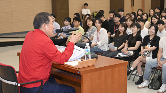 지난 7일 홍준표 대구시장이 'MZ세대 직원'들과 격의없는 소통 공감토크를 주재하고 있다. [사진=대구시]