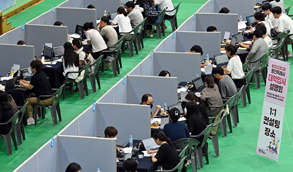 지난 8일 경기도 용인시가 단국대 죽전캠퍼스 실내체육관에서 ‘2024학년도 상반기 대학입시설명회’를 열고 있다. [사진=용인시]