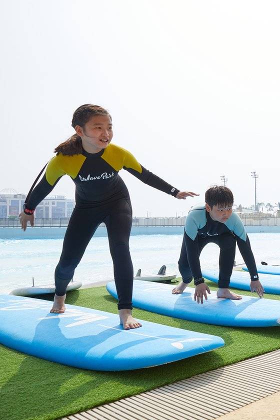 서프보드에서 일어나는 테이크오프 동작도 배웠다.