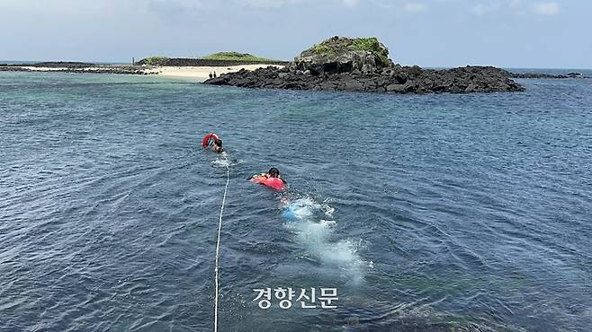 해경이 토끼섬에 고립된 일가족을 구조하기 위해 이동하고 있다. 해경 제공