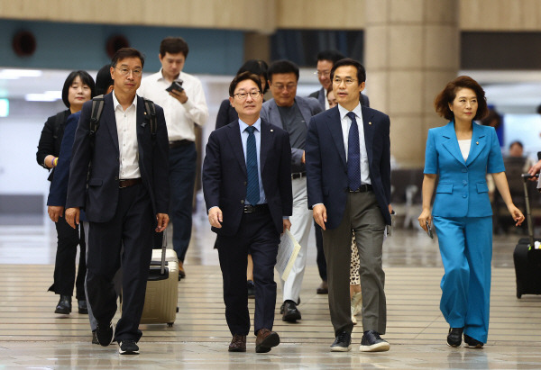 야당 의원들로 구성된 후쿠시마 핵오염수 해양투기 저지 대한민국 국회의원단이 10일 오전 김포국제공항을 통해 일본으로 출국하고 있다. 연합뉴스