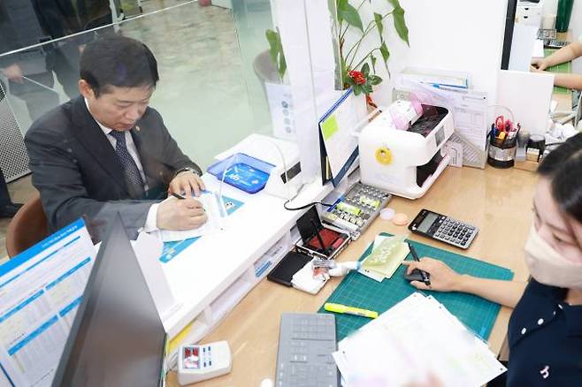 김주현 금융위원회 위원장이 7일 서울 종로구 새마을금고 본점에 방문해 예금하고 있다.   금융위