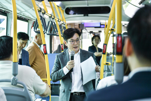 수요응답형버스(DRT/고촌 똑버스) 시범운영에서 김병수 시장이 버스에 올라 시민들과 대화하고 있다. 김포시 제공