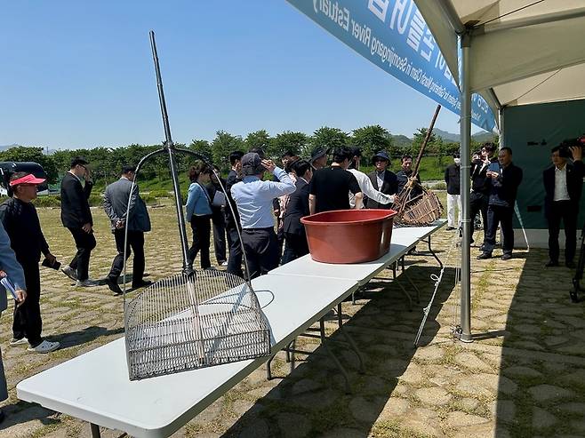 섬진강에서 손틀어업에 쓰이는 도구들 / 사진=전남도청 제공