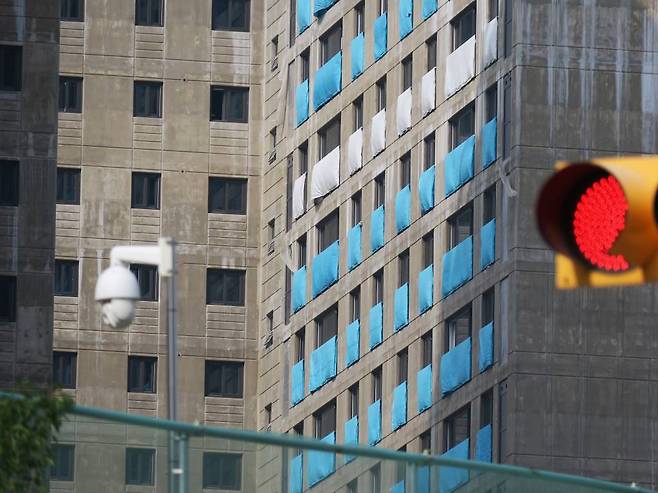 [인천=뉴시스] 김동영 기자 = 6일 오전 인천 계양구 검단신도시 한 아파트 건설현장에 긴장감이 흐르고 있다. 지난 4월29일 이 아파트 지하주차장에서는 지하주차장 1~2층 상부 구조물이 무너지는 사고가 발생했다. 이에 GS건설 측은 전날공식 사과하고, 단지 내 아파트를 모두 철거한 뒤 전면 재시공하는 수습안을 내놨다. 2023.7.6.