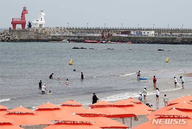 [제주=뉴시스] 오영재 기자 = 피서객들이 지난 9일 오전 제주 이호테우해수욕장에서 물놀이를 하고 있다. 2023.07.09. oyj4343@newsis.com