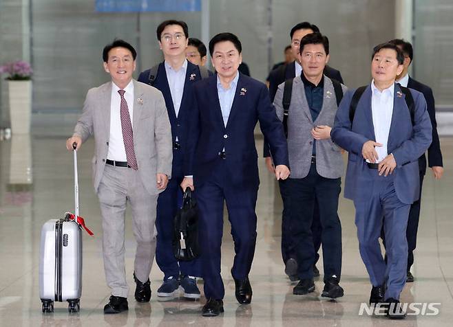 [인천공항=뉴시스] 조성우 기자 = 김기현 국민의힘 대표가 10일 오전 인천국제공항을 통해 미국으로 출국하기 위해 이동하고 있다. 2023.07.10. xconfind@newsis.com