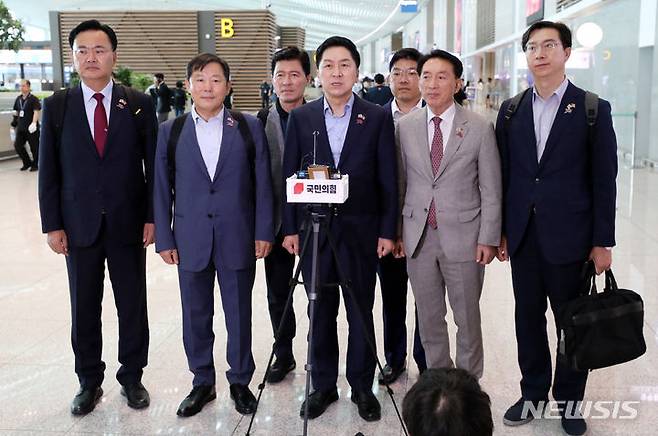 [인천공항=뉴시스] 조성우 기자 = 김기현 국민의힘 대표가 10일 오전 인천국제공항을 통해 미국으로 출국하기 전 브리핑을 하고 있다. 2023.07.10. xconfind@newsis.com