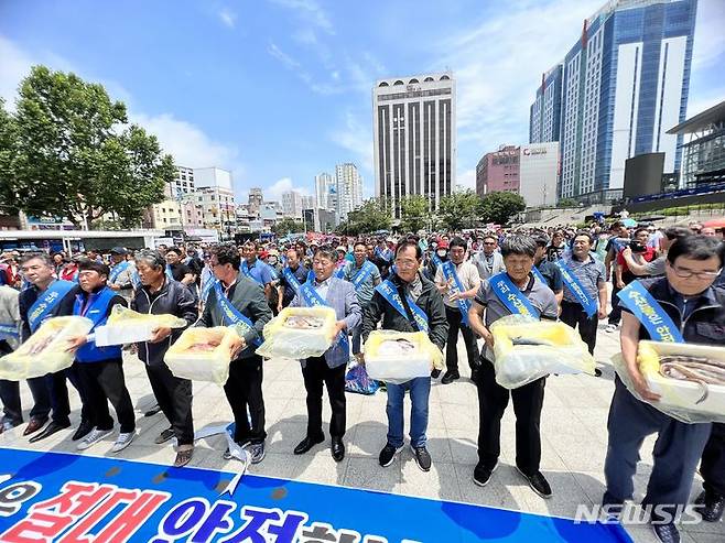 [부산=뉴시스] 원동화 기자 = 10일 오전 부산 동구 부산역 광장에서 한국연안어업인중앙연합회가 '우리 수산물 소비촉진 어민 호소대회'를 진행하고 있다. 2023.07.10. dhwon@newsis.com