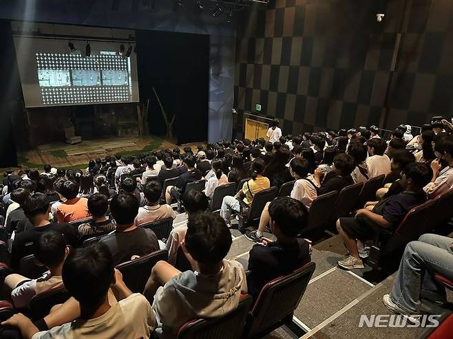 [광주=뉴시스]지난 3일에는 동산아트홀에서 오픈한 공포 연극 `흉터' 관람을 위해 숭의중 184명이 유·스퀘어를 방문했다.