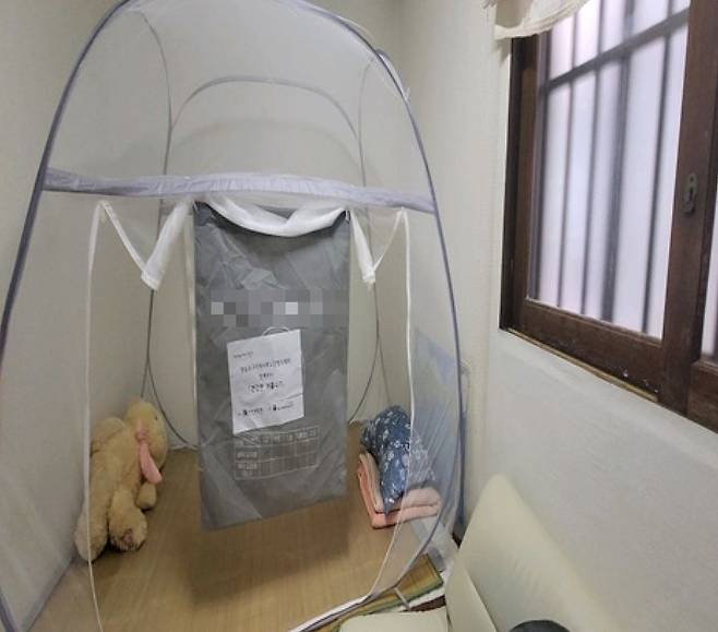 [서울=뉴시스]저소득층 아동 가정에 설치한 원터치 모기장 텐트.(사진=영등포구 제공) *재판매 및 DB 금지