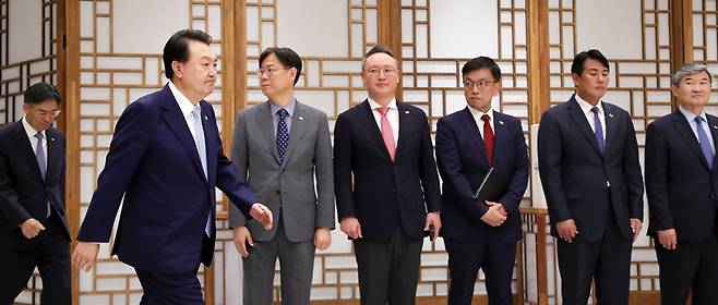 윤석열 대통령이 7월3일 서울 용산 대통령실 청사에서 열린 신임 차관 임명장 수여식에 입장하고 있다. ⓒ연합뉴스