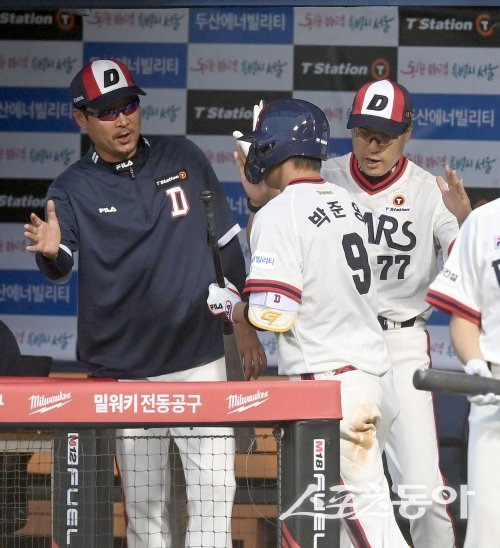 9일 서울 잠실야구장에서 ‘2023 신한은행 SOL KBO리그‘ 키움 히어로즈와 두산 베어스 경기가 열렸다. 6회말 1사 두산 박준영이 좌월 솔로 날리고 그라운드를 돌아 홈인해 이승엽 감독과 하이파이브 하고 있다. 잠실 | 김종원 기자 won@donga.com