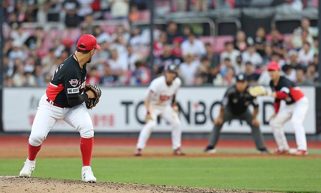 KIA 마리오 산체스가 9일 수원 KT전에서 2사 1루 주자 김상수를 향해 페이크 견제 동작을 취하며 압박하고 있다. KIA 타이거즈 제공