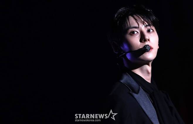 배우 황민현이 8일 오후 일본 요코하마 피아 아레나 MM에서 열린 스타뉴스 주최 '2023 Asia Artist Awards(2023 아시아 아티스트 어워즈, 이하 '2023 AAA') 비기닝 콘서트 '男神(남신)'에서 멋진 공연을 선보이고 있다.  '2023 AAA' 비기닝 콘서트 男神'에 참석한 5인의 남신들인 김재중, 김선호, 황민현, 이준영, 김영대는 2시간 30분 동안 환상적인 무대들을 선보였다. 2023.07.08 /사진=김창현 기자 chmt@