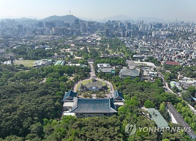 청와대 본관 상공에서 바라본 대정원과 도심 모습. [연합뉴스 자료사진]