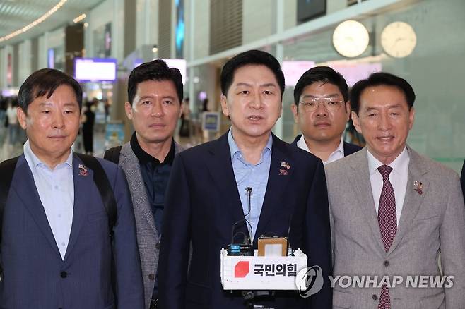 출국 전 취재진 질의에 답변하는 김기현 (영종도=연합뉴스) 이정훈 기자 = 국민의힘 김기현 대표가 10일 인천국제공항에서 미국으로 출국하기 전 취재진 질의에 답하고 있다.
    5박7일 일정으로 미국 워싱턴DC와 뉴욕, 로스앤젤레스를 방문하는 김 대표는 미 백악관·정부 관계자, 상·하원 의원들을 만나 올해 70주년을 맞은 한미동맹의 강화 방안을 모색한다. 2023.7.10 uwg806@yna.co.kr