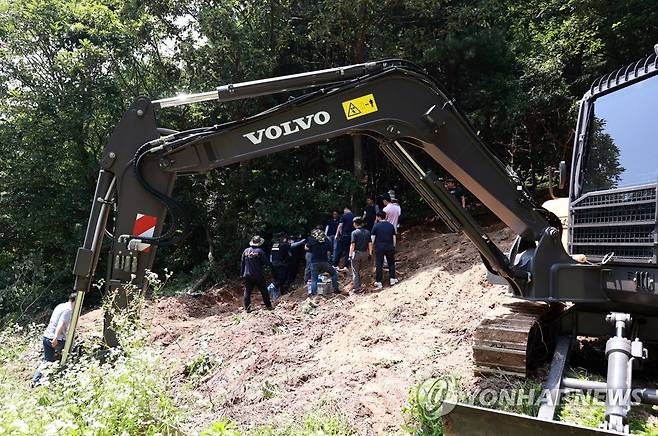 용인 출생 미신고 영아 사체 수색 중인 경찰 [경기남부경찰청 제공. 재판매 및 DB 금지] stop@yna.co.kr