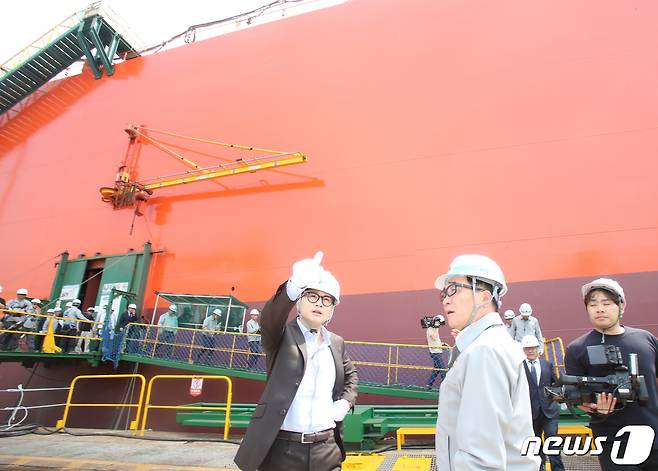 한동훈 법무부장관이 10일 오후 전남 영암 현대삼호중공업을 방문해 LNG운반선 작업현장을 둘러보고 있다.2023.7.10/뉴스1 ⓒ News1 김태성 기자