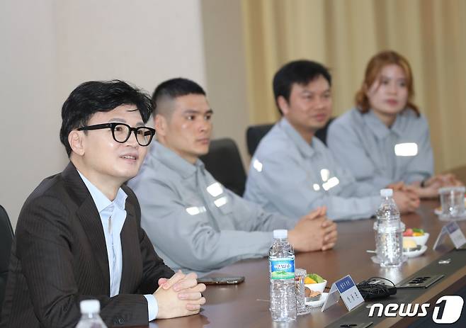 한동훈 법무부장관이 10일 오후 전남 영암 현대삼호중공업을 방문해 외국인 근로자들과 간담회를 하고 있다.2023.7.10/뉴스1 ⓒ News1 김태성 기자