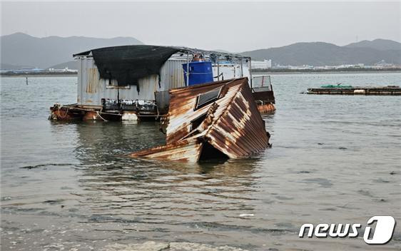 낙동강 하구 무인도서인 진우도에 방치된 폐컨테이너(해양수산부 제공)