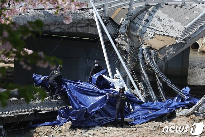 경찰 과학수사대와 국립과학수사연구원 등 관계자들이 7일 오전 경기도 성남시 분당 정자교 붕괴사고 현장에서 합동 현장감식을 하고 있다. 2023.4.7/뉴스1 ⓒ News1 구윤성 기자