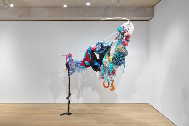 Mama_Steel, fabric, cotton, 230x212x70 cm_ 2023 (지갤러리 제공)