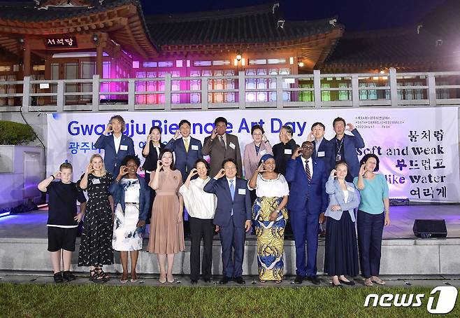 강기정 광주시장이 지난달 12일 오후 동구 광주전통문화관에서 열린 '제1회 광주비엔날레 예술의 날' 행사에 참석해 콩고대사·7개국 주한대사 배우자, 김광진 문화경제부시장 등 내빈들과 기념촬영을 하고 있다.(광주시 제공)2023.6.13/뉴스1