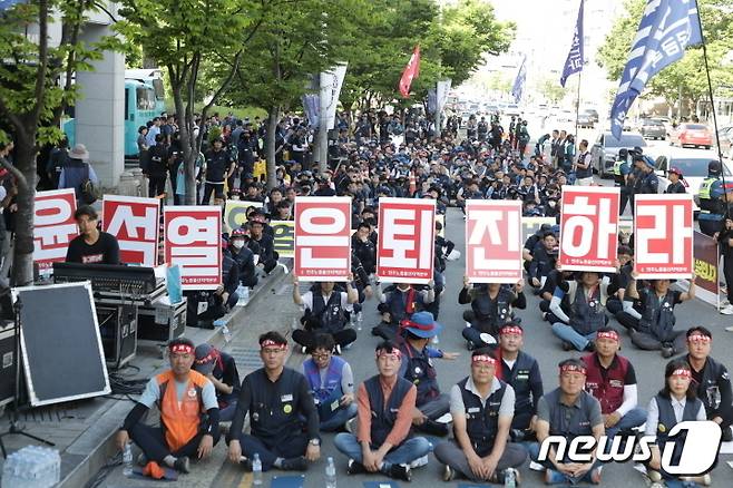 민주노총 울산본부 조합원들이 5일 울산시청 남문에서 총파업 선포식을 하고 있다. 2023.7.5/뉴스1 ⓒ News1 김지혜 기자