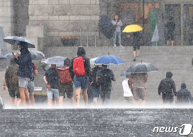 서울 등 수도권 지역에 호우특보가 내려진 11일 오전 서울 용산구 전쟁기념관에서 우산을 쓴 관광객들이 걸어가고 있다. 2023.7.11/뉴스1 ⓒ News1 구윤성 기자(사진은 기사 내용과 무관함) / 뉴스1 ⓒ News1