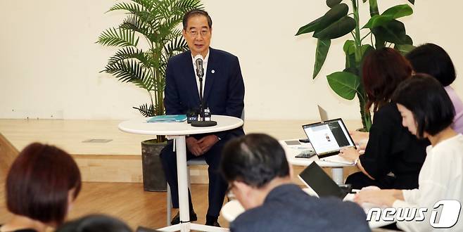 한덕수 국무총리가 11일 오후 서울 종로구 정부서울청사 별관에서 열린 출입기자단 백브리핑에서 질문에 답변하고 있다. 2023.7.11/뉴스1 ⓒ News1 김명섭 기자