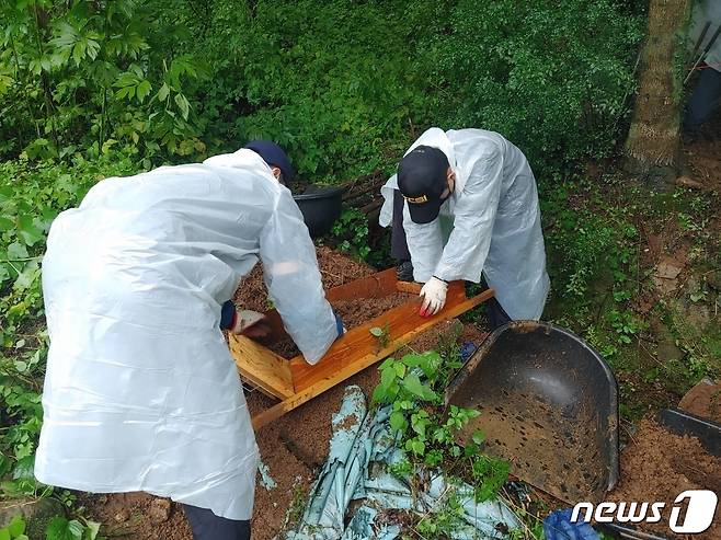 전남경찰청이 30대 친모 A씨가 암매장 했다고 주장한 영아의 시신을 발굴하기 위해 전남 광양 한 야산에서 수색 작업을 벌이고 있다.(전남경찰청 제공) 2023.7.11/뉴스1 ⓒ News1