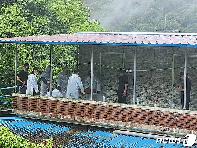 전남경찰청이 11일 전남 광양의 한 야산에서 암매장 된 영아의 유해를 발굴하기 위해 퍼낸 흙더미에서 분류 작업을 하고 있다.2023.7.11/뉴스1 ⓒ News1 김동수 기자