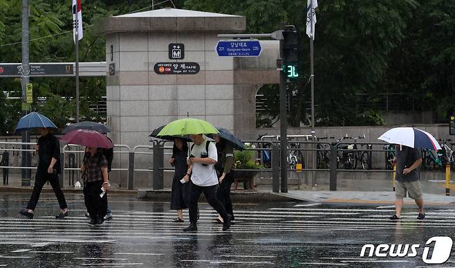 서울 동남권과 경기지역에 호우주의보가 발효된 11일 오전 서울 서초구 양재역사거리에서 우산을 쓴 시민들이 발걸음을 재촉하고 있다. 2023.7.11/뉴스1 ⓒ News1 박세연 기자