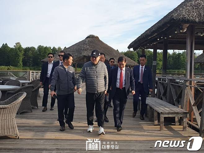 윤석열 대통령이 11일(현지시간) 오전 리투아니아 빌뉴스 숙소 주변에서 천안함 정식 명칭인 'PCC-772' 문구가 적힌 모자를 착용한 채 산책을 하고 있다. (대통령실 홈페이지) 2023.7.11/뉴스1 ⓒ News1 오대일 기자