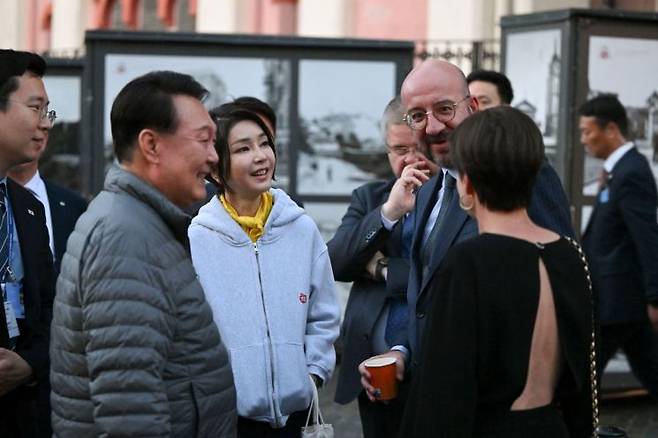 북대서양조약기구(NATO·나토) 정상회의 참석차 리투아니아를 방문 중인 윤석열 대통령과 김건희 여사가 10일(현지시간) 빌뉴스 구시가지를 산책하던 중 샤를 미셸 유럽연합(EU) 상임의장 부부와 만나 대화하고 있다. [이미지출처=연합뉴스]