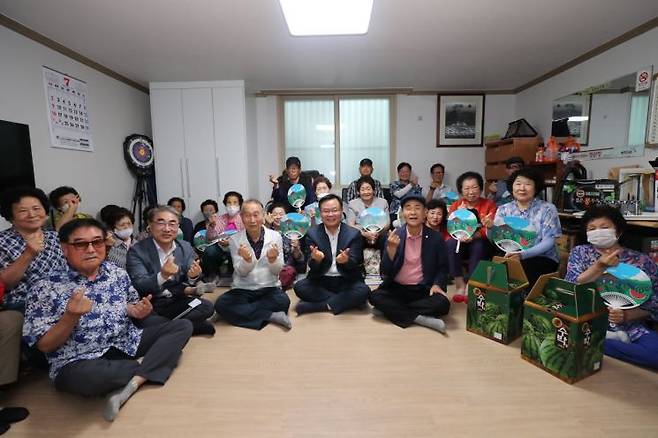 홍남표 경남 창원특례시장은 11일 경로당을 방문해 어르신들의 애로사항을 청취했다