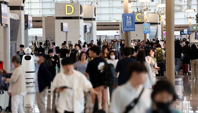 지난달 21일 오전 인천국제공항 제1터미널 출국장에서 여행객들이 탑승수속을 위해 줄을 서고 있다. /연합뉴스