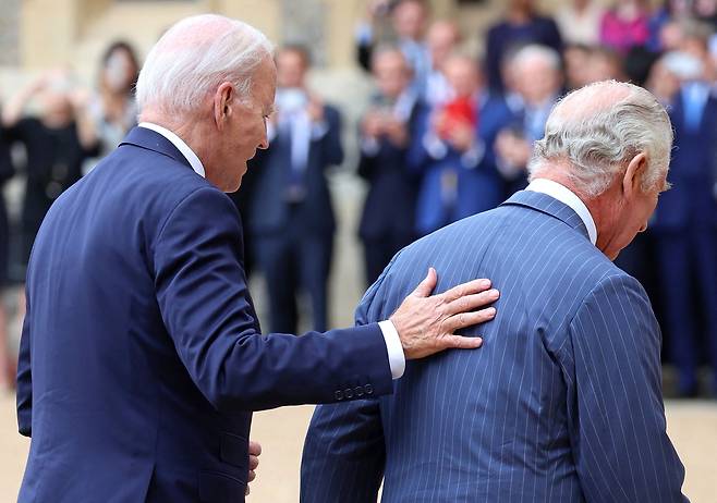 조 바이든 미국 대통령이 찰스 3세 영국 국왕 등에 손을 살짝 대고 있다./ AFP 연합뉴스