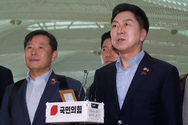 김기현 국민의힘 대표가 10일 오전 인천국제공항에서 미국 워싱턴으로 출국 전 취재진 질문에 답하고 있다. /뉴스1